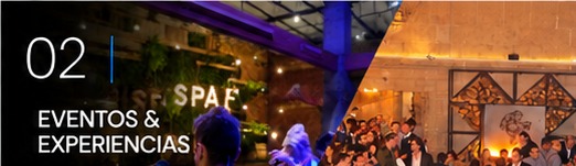 Evento corporativo con público reunido en espacio decorado